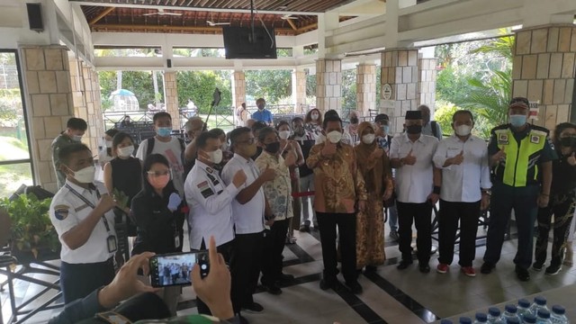 Gubernur Kepri Ansar Ahmad didampingi pegiat wisata dan OPD Kota Batam menyambut kedatangan turis Singapura. Foto: Zalfirega/kepripedia.com