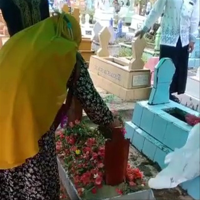Keluarga korban menaburi bunga di pemakaman TPU Skip Pangkalan Bun. IST