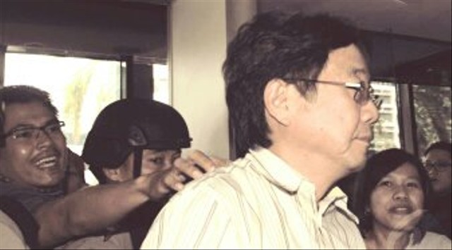 Saya (paling kiri) berupaya mewawancarai Swee Teng yang kala itu hadir sebagai saksi kasus dugaan korupsi Rachmat Yasin.