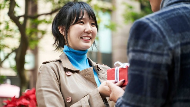 Ilustrasi perempuan Jepang memberikan cokelat ke pasangan saat hari Valentine. Foto: imtmphoto/Shutterstock
