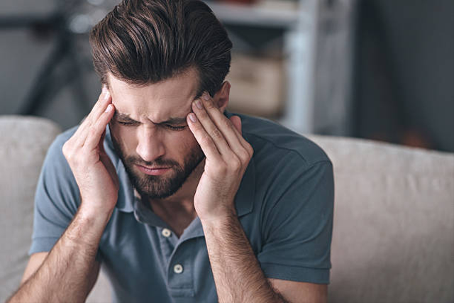 Sakit kepala cluster adalah jenis sakit kepala yang menimbulkan rasa yang amat sakit di sekitar mata. Foto: Unsplash.com