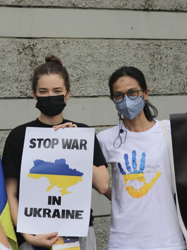 Potret puluhan demonstran melakukan aksi protes di depan gedung Kedutaan Besar Rusia Foto : Dok. Pribadi