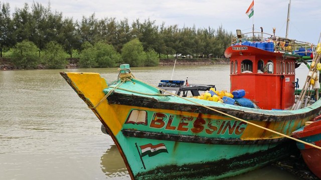 Kapal berbendera India yang diduga mencuri ikan di kawasan perairan Pulau Rusa, dibawa ke Dermaga Ditpolairud Polda Aceh untuk dilakukan proses hukum. Foto: Suparta/acehkini