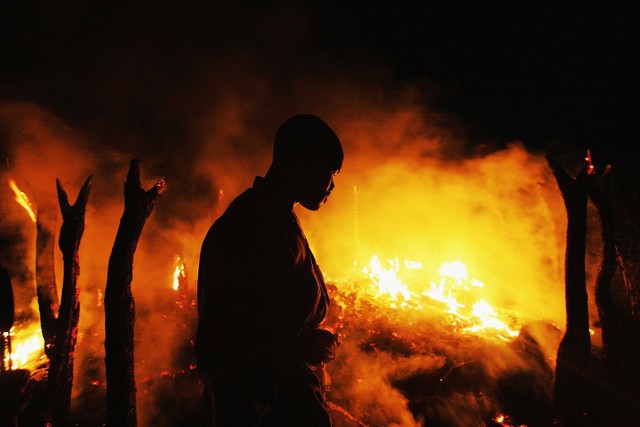 Desa yang  terbakar di wilayah Darfur. Foto: Scott Nelson/Getty Images