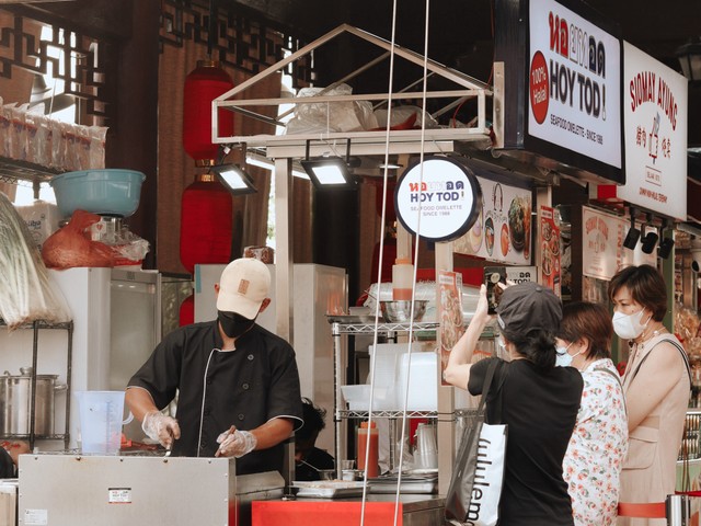 Beberapa pengunjung mengantre jajanan oyster omelette (Foto: Salma Asti)