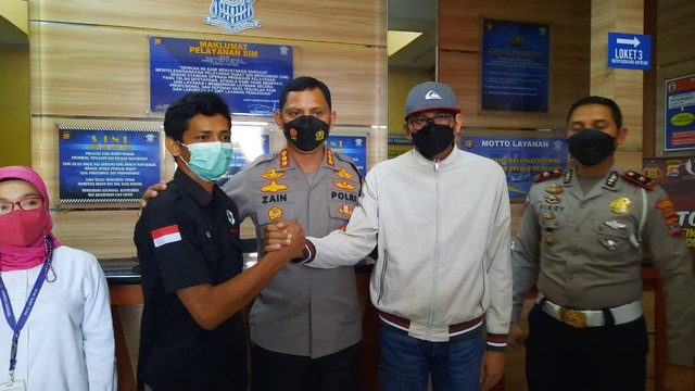 Pengemudi Mercy Dwiyanto (kanan) dan pengemudi ambulans berdamai di Polres Tangerang. Foto: Dok. Istimewa