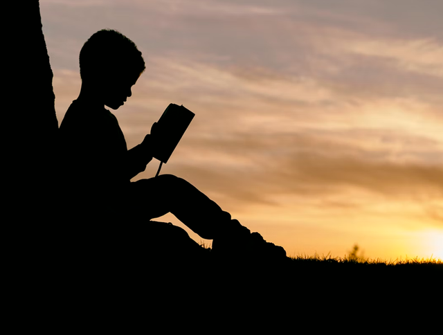 Ilustrasi anak yang diajarkan hadits tentang menuntut ilmu. Foto: unsplash.com/aaronburden