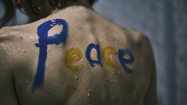 Woman in Peace (sumber: pixabay.com)