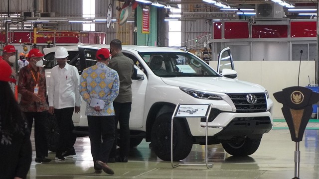 Presiden Joko Widodo melepas ekspor perdana Toyota Fortuner ke Australia di PT. Toyota Motor Manufacturing Indonesia (TMMIN) di Karawang, Jawa Barat. Selasa, (15/2/2022). Foto: TMMIN