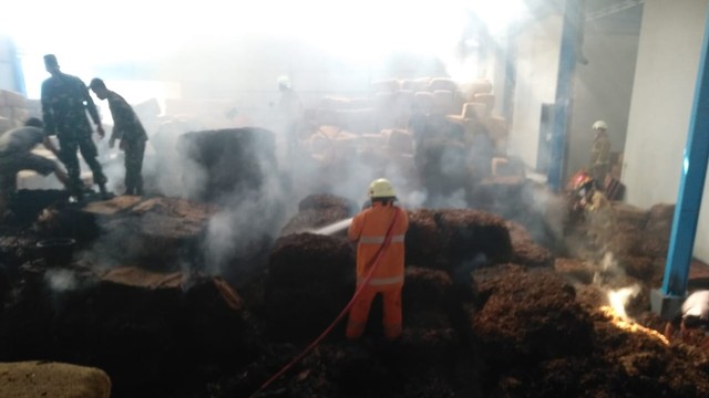 Gudang Penyimpanan Tembakau di Bojonegoro Terbakar, 10 Ton Tembakau Hangus (478249)
