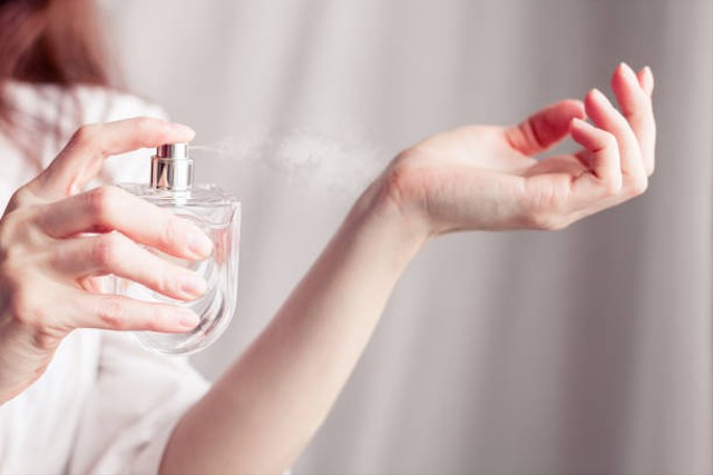 rekomendasi parfum wanita murah dan tahan lama. sumber foto : unsplash/gadis menyemprotkan parfum