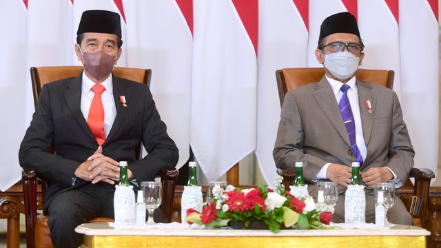 Presiden Joko Widodo bersama Mahfud MD dalam acara penyampaian Laporan Tahunan Komisi Yudisial Tahun 2021 di Istana Negara, Jakarta (9/3). Foto: Muchlis Jr/Biro Pers Sekretariat Presiden