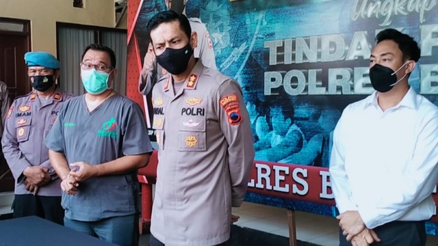 Kapolres Brebes, AKBP Faisal Febrianto dalam konferensi pers di halaman Satreskrim Polres Brebes, Senin (18/4/2022), soal hasil pemeriksaaan kejiwaan Kanti Utami.