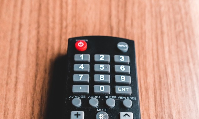 Ilustrasi remot TV. Foto: Erik Mclean via Unsplash