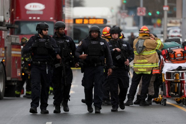 Petugas polisi berjaga di dekat lokasi penembakan di stasiun kereta bawah tanah di wilayah Brooklyn, New York City, New York, AS. Foto: Brendan McDermid/REUTERS