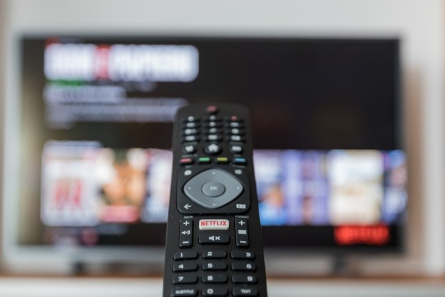 Ilustrasi memasukkan kode remot TV Polytron. Foto: Piotr Cichosz/Unsplash.com