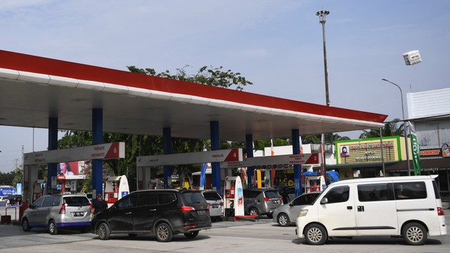 Sejumlah kendaraan mengisi bahan bakar minyak (BBM) di SPBU Pertamina di rest area kilometer 57 Jalan Tol Jakarta-Cikampek, Jawa Barat, Selasa (26/4/2022). Foto: M Risyal Hidayat/ANTARA FOTO