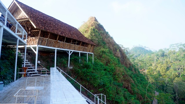 Keindahan Bukit Menoreh di Jawa Tengah. Foto: AntxPhotoStock/Shutterstock