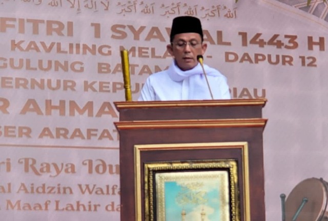 Gubernur Kepri, Ansar Ahmad menjadi khatib dalat Idul Fitri di Sagulung, Batam (Foto: Ist)
