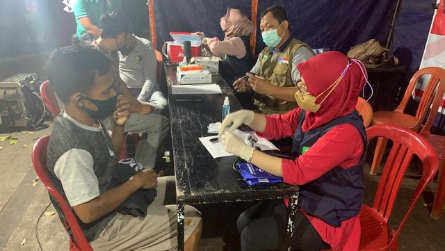 Polres Kuningan, Polda Jabar, membuka gerai vaksin saat malam hari agar masyarakat menjalani vaksinasi usai Salat Tarawih. (Foto: Humas Polres Kuningan)