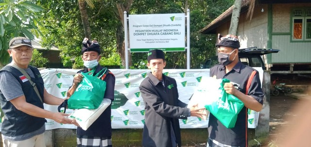 Jelang peranyaan Nyepi, sejumlah pecalang mendapatkan bantuan paket sembako dari Dompet Dhuafa di Jembrana, Bali (Minggu, 27/02) Dok. DD Bali