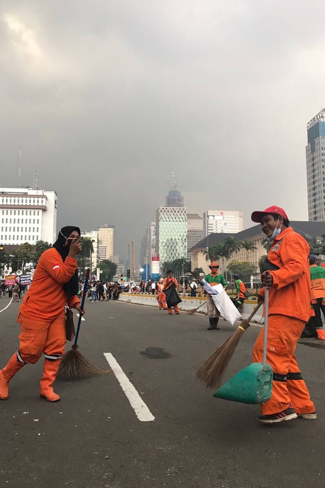 Massa Pendemo 11 April di Depan Monas Bubar Jalan (63684)