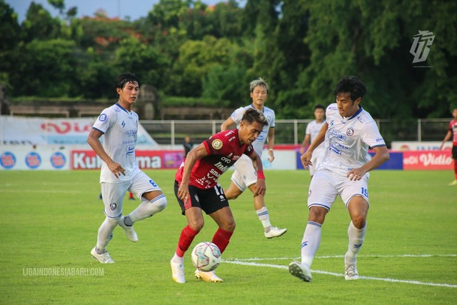 Johan Alfarizi, Sidik Saimima, dan Hanif Sjahbandi di laga Bali United vs Arema FC di pertandingan pekan ke-31 Liga 1 2021/22, Selasa (15/3), di Stadion Ngurah Rai, Denpasar, Bali. Foto: Situs web resmi Liga Indonesia Baru