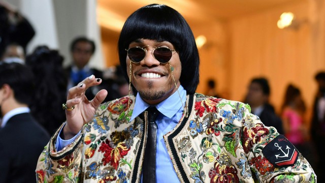 Rapper AS Anderson tiba untuk Met Gala 2022 di Metropolitan Museum of Art pada 2 Mei 2022, di New York. Foto: Angla Weiss / AFP