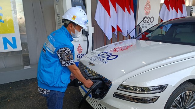 Pengisian mobil listrik delegasi KTT G20 di SPKLU ultra fast charging di Central Parking ITDC Bali, Jumat (25/3/2022). Foto: Fariza Rizky Ananda/kumparan