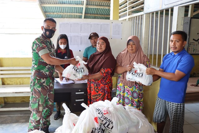 Anggota Kodim saat berikan sembako kepada korban gempa. Foto: Istimewa