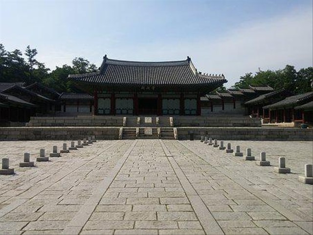 Gyeonghuigung Palace (https://cdn.pixabay.com/photo/2016/08/05/05/46/republic-of-korea-1571641_1280.jpg)