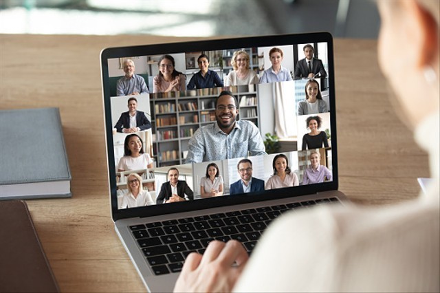 Ilustrasi pengguna Zoom. Foto: fizkes/Unsplash.com