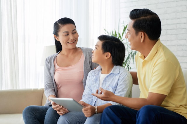 Ilustrasi orang tua diskusi dengan anak. Foto: Dragon Images/Shutterstock