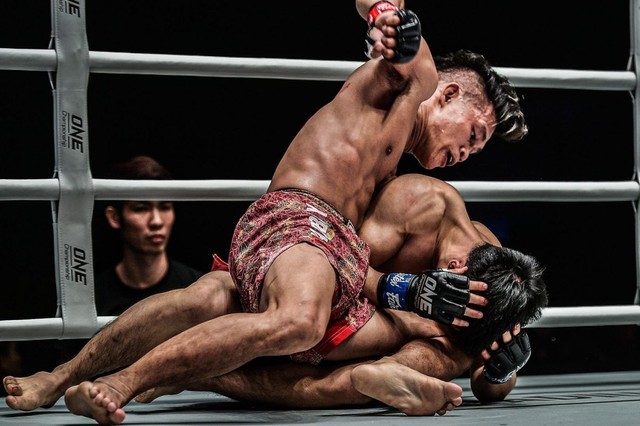 Adrian Mattheis melayangkan serangan ground and pound pada Li Zhe dalam laga MMA di ONE Championship. Foto: ONE Championship