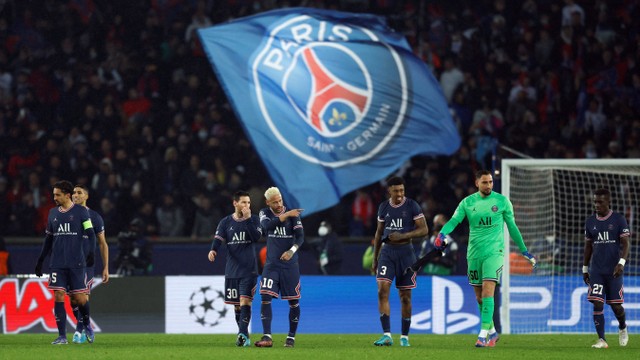 Pemain Paris Saint-Germain (PSG) usai menang melawan Real Madrid pada pertandingan 16 besar Liga Champions di Parc des Princes, Paris, Prancis, Rabu (16/2/2022).
Foto: Gonzalo Fuentes/REUTERS