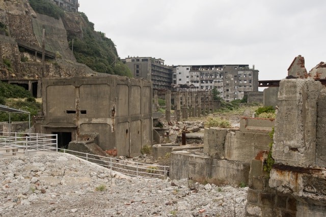 Sisa-sisa bangunan terbengkalai di Pulau Hashima Gunkanjima (Foto: Wikimedia Commons)