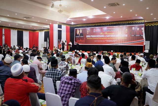 Muzakir Manaf-Wali Nanggroe Aceh Buka Puasa Bersama Anak Yatim (122458)