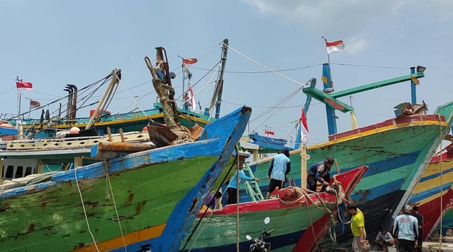 Sejumlah kapal eks cantrang di Pelabuhan Perikanan Pantai Tegalsari, Kota Tegal bersiap kembali melaut setelah mengantongi perizinan, Selasa (15/3/2022).