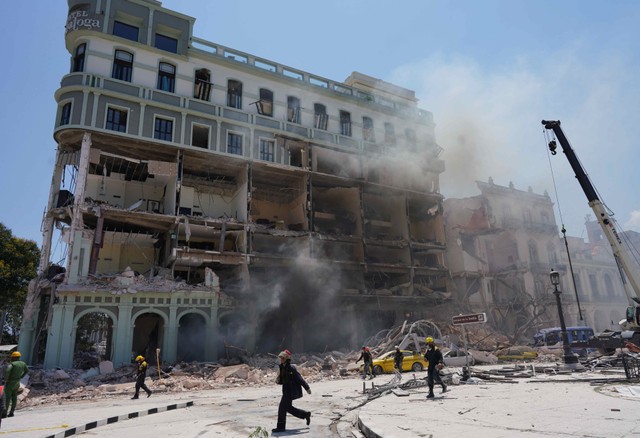 Petugas medis berpartisipasi dalam proses evakuasi pasca ledakan yang terjadi di gedung Hotel Saratoga di Havana, Kuba Jumat, (6/5/2022). Foto: Alexandre Meneghini/REUTERS