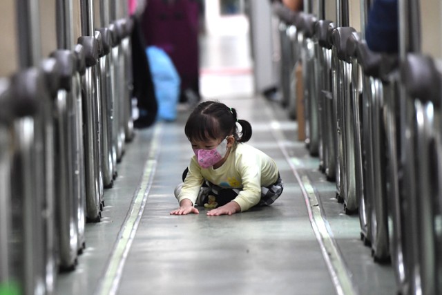 Penumpang anak Kereta Api Gaya Baru Malam bermain di dalam kereta  di Stasiun Pasar Senen, Jakarta, Rabu (27/4/2022).  Foto: Hafidz Mubarak A/Antara Foto