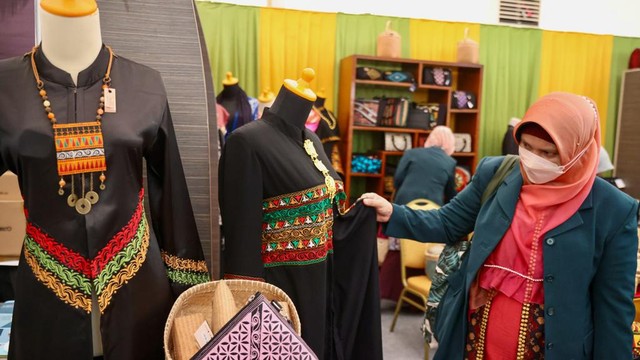 Baju motif Aceh di pameran UMKM dalam kegiatan Muktamar IDI. Foto: Suparta/acehkini 