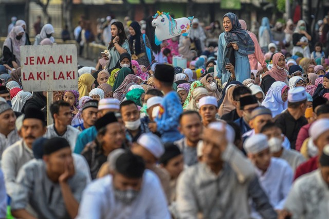 Sebagai ilustrasi: Umat Islam bersiap menunaikan ibadah Salat Idul Fitri 1 Syawal 1443 Hijriah di Jatinegara, Jakarta, Senin (2/5/2022). Dok: Galih Pradipta/Antara Foto.