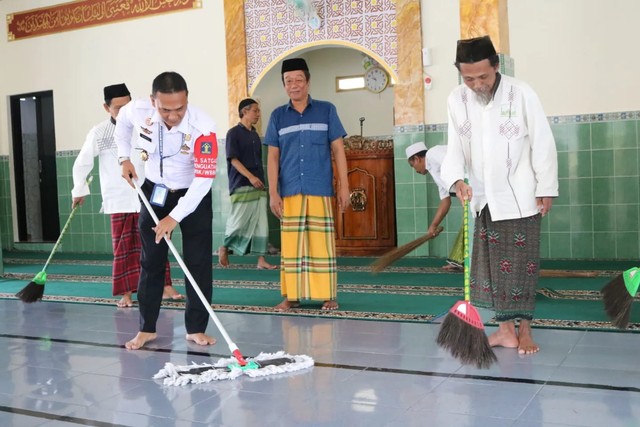 Kalapas Banyuwangi Wahyu Indato bersama Warga Binaan Gotong Royong Bersihkan Masjid Lapas Banyuwangi