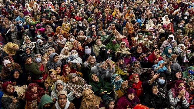 Sejumlah umat Muslim India tengah berdoa di depan seorang imam yang menampilkan sehelai rambut yang diyakini berasal dari janggut Nabi Muhammad, selama upacara Isra Miraj di Kuil Hazratbal Kashmir di Srinagar, India pada Selasa (1/3/2022).
 Foto: Tauseef Mustafa/AFP