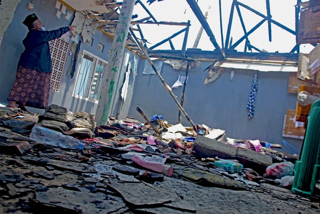 Pimpinan Pondok Pesantren Miftahul Khoirot KH Agus Abdullah menunjukkan kamar santri yang mengalami kebakaran di Desa Manggungjaya, Cilamaya Kulon, Karawang, Jawa Barat, Selasa (22/2/2022). Foto: M Ibnu Chazar/ANTARA FOTO