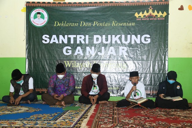 Ratusan Santri Di Bandar Lampung Deklarasi Dukung Ganjar Capres Kumparan Com