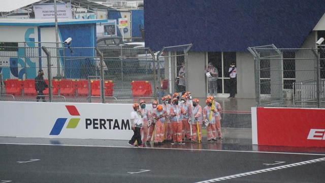 Hujan deras mengguyur Sikruit Mandalika jelang balapan MotoGP. Foto: Gesit Prayogi/kumparan