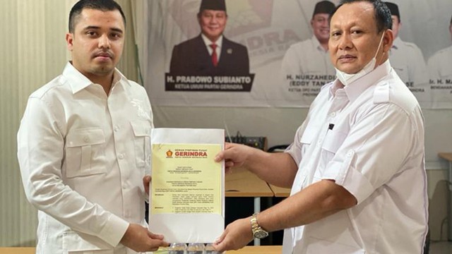 MUHAMMAD Rahul (kiri), keponakan Muhammad Nazaruddin dan anak kandung Muhammad Nasir, saat menerima SK sebagai Ketua DPC Gerindra Pekanbaru dari Ketua DPD Gerindra Riau, Nurzaedy Tanjung. 