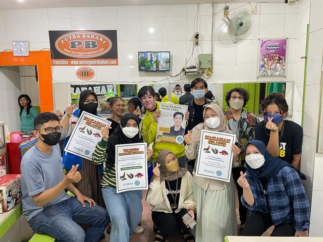 Seonhohada dan Mamang Seonho berkumpul untuk melakukan kegiatan bagi-bagi takjil. (Seonhohada Indonesia Project/Kuta)