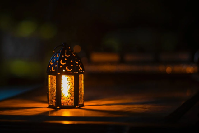 Ilustrasi membaca niat puasa saat sahur. Foto: pexels.com/aqtai